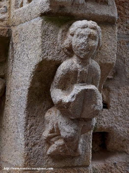 DETALLE PORTADA ACCESO AL CLAUSTRO. ÁNGEL